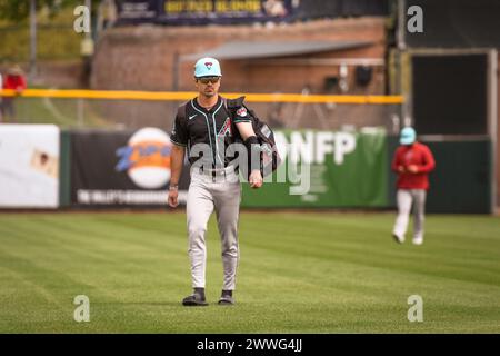 Arizona Diamondbacks Right Fielder Corbin Carrol (7) erreichte das Feld, bevor ein MLB-Baseballspiel im Frühjahr gegen die San Francisco Giants stattfand Stockfoto