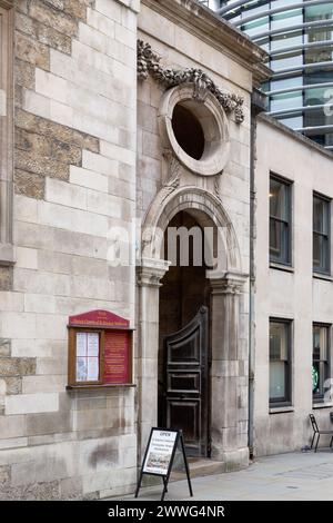 LONDON, Großbritannien - 19. MÄRZ 2024: Eintritt in die Pfarrkirche von Stephen Walbrook - Eine Christopher Wren Kirche in Walbrook Stockfoto