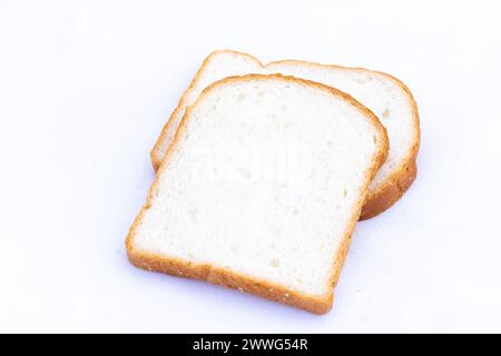 Frische Brotscheiben auf weißem Hintergrund Stockfoto