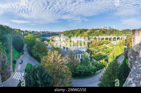 Luxemburg-Stadt (Luxemburg, Lëtzebuerg): Alzette-Tal, Brücke der Großherzogin Charlotte, Clausener Viadukt mit Nahverkehrszug, Stadtteil Kirchberg Stockfoto