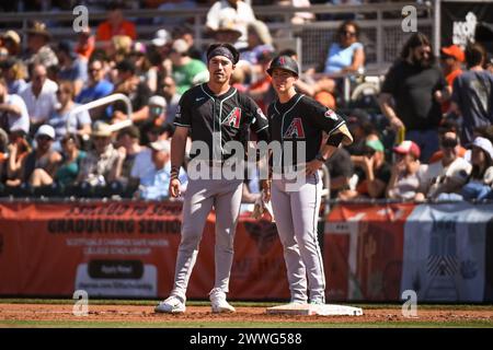 Arizona Diamondbacks Rechtsfeldspieler Corbin Carroll (7) spricht mit dem ersten Base-Trainer Ronnie Gajownik im vierten Inning eines MLB-Spring-Trainings-Basebs Stockfoto