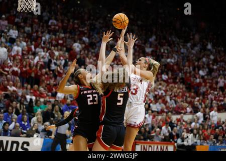 Bloomington, Usa. März 2024. Indiana Hoosiers schützen Sydney Parrish (33) während eines NCAA-Basketballturniers gegen Fairfield in der Simon Skjodt Assembly Hall. Indiana gewann 89:56. (Foto: Jeremy Hogan/SOPA Images/SIPA USA) Credit: SIPA USA/Alamy Live News Stockfoto