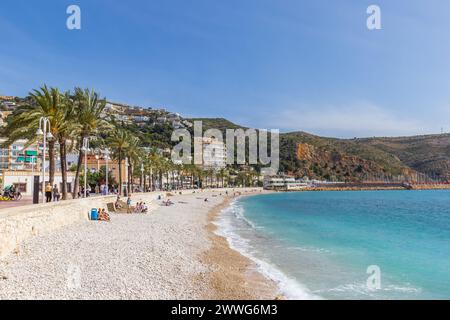 Felsiger Strand am mittelmeer in Javea, Spanien Stockfoto