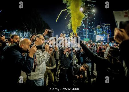 Tel Aviv, Israel. März 2024. Fotografen und Pressevertreter versammeln sich um einen Demonstranten, der während eines Protestes eine gelbe Rauchfackel hält. Am Samstag protestierten Tausende Israelis in ganz Israel gegen die aktuelle Regierung unter Premierminister Benjamin Netanjahu und verlangten einen Geiselvertrag mit der Hamas. (Foto von Eyal Warshavsky/SOPA Images/SIPA USA) Credit: SIPA USA/Alamy Live News Stockfoto