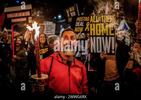 Tel Aviv, Israel. März 2024. Ein Demonstrant hält während der Demonstration eine Fackel. Am Samstag protestierten Tausende Israelis in ganz Israel gegen die aktuelle Regierung unter Premierminister Benjamin Netanjahu und verlangten einen Geiselvertrag mit der Hamas. (Foto von Eyal Warshavsky/SOPA Images/SIPA USA) Credit: SIPA USA/Alamy Live News Stockfoto