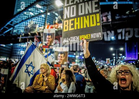 Tel Aviv, Israel. März 2024. Eine Frau winkt ein Plakat, auf dem sie während eines Protests eine sofortige Freilassung von Geiseln fordert. Am Samstag protestierten Tausende Israelis in ganz Israel gegen die aktuelle Regierung unter Premierminister Benjamin Netanjahu und verlangten einen Geiselvertrag mit der Hamas. (Foto von Eyal Warshavsky/SOPA Images/SIPA USA) Credit: SIPA USA/Alamy Live News Stockfoto