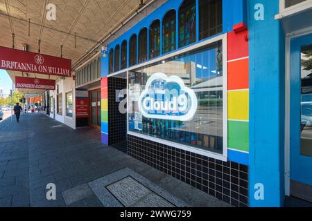 Der Cloud 9 Smoke Shop in Northbridge, der Produkte und Accessoires zum Rauchen und Verdampfen verkauft, neben Britannia in William, Perth, Western Australia. Stockfoto