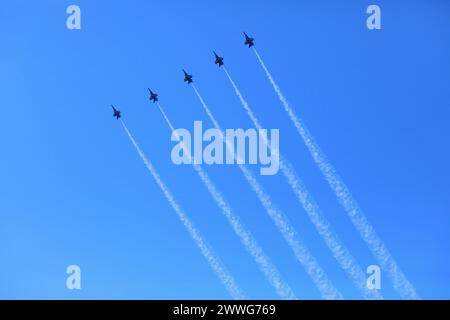 Belle Chasse, USA. März 2024. Die U.S. Navy Blue Angels treten am 23. März 2024 auf der New Orleans Airshow auf der Naval Air Station Joint Reserve Base in Belle Chasse, Louisiana, USA, auf. Quelle: Lan Wei/Xinhua/Alamy Live News Stockfoto