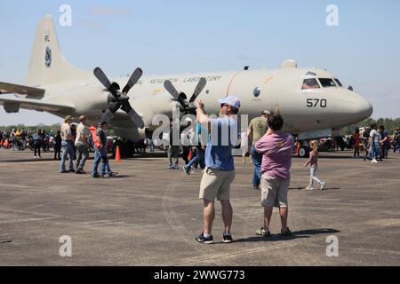 Belle Chasse, USA. März 2024. Während der New Orleans Airshow am 23. März 2024 in der Naval Air Station Joint Reserve Base in Belle Chasse, Louisiana, USA, fotografieren die Menschen das Flugzeug. Quelle: Lan Wei/Xinhua/Alamy Live News Stockfoto