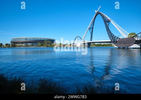 Blick über den Swan River von East Perth in Richtung Optus Stadium und Matagarup Bridge an einem sonnigen Tag mit Kopierraum, Perth, Western Australia. Stockfoto