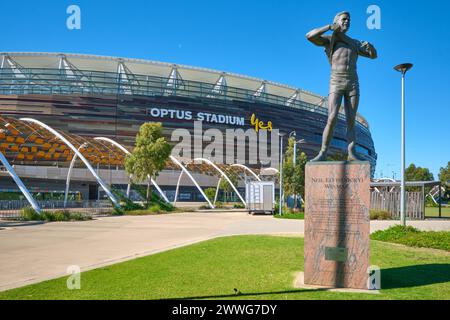 Die Nicky Winmar Statue von Louis Laumen vor dem Optus Stadium feiert Nickys Kampf gegen Rassismus während eines AFL-Spiels in Perth, Western Australia. Stockfoto