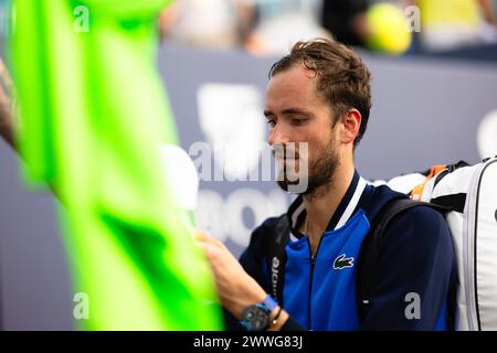 MIAMI GARDENS, FLORIDA - 23. MÄRZ: Daniil Medwedev unterzeichnet Autogramme am 8. Tag der Miami Open im Hard Rock Stadium am 23. März 2024 in Miami Gardens, Florida. (Foto von Mauricio Paiz) Credit: Mauricio Paiz/Alamy Live News Stockfoto