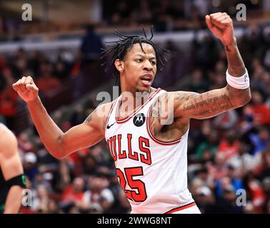 Chicago, USA. März 2024. Dalen Terry feiert den Stürmer der Chicago Bulls, nachdem er am 23. März 2024 im NBA-Spiel zwischen Boston Celtics und Chicago Bulls in Chicago, USA, einen Treffer erzielt hat. Quelle: Joel Lerner/Xinhua/Alamy Live News Stockfoto