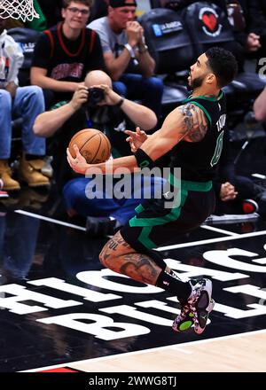 Chicago, USA. März 2024. Boston Celtics Stürmer Jayson Tatum spielt am 23. März 2024 im NBA-Spiel zwischen Boston Celtics und Chicago Bulls in Chicago, USA. Quelle: Joel Lerner/Xinhua/Alamy Live News Stockfoto