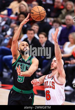 Chicago, USA. März 2024. Derrick White (L), der Bostoner Celtics, wirft am 23. März 2024 in Chicago einen Pass während des regulären NBA-Saisonspiels zwischen Boston Celtics und Chicago Bulls. Quelle: Joel Lerner/Xinhua/Alamy Live News Stockfoto