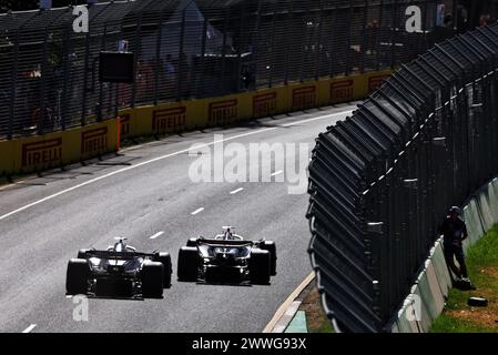 Melbourne, Australien. März 2024. Alexander Albon (THA) Williams Racing FW46 und Nico Hulkenberg (GER) Haas VF-24 kämpfen um die Position. Formel-1-Weltmeisterschaft, Rd 3, großer Preis von Australien, Sonntag, 24. März 2024. Albert Park, Melbourne, Australien. Quelle: James Moy/Alamy Live News Stockfoto