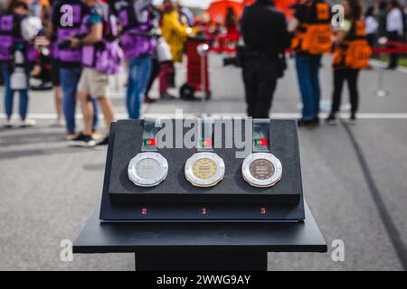 Portimao, Portugal. März 2024. Medaillen für die drei Gewinner des MotoGP-Sprintrennens des Tissot Grand Prix von Portugal am 23. März 2024 auf dem Algarve International Circuit in Portimao, Portugal. (Foto: Henrique Casinhas/SOPA Images/SIPA USA) Credit: SIPA USA/Alamy Live News Stockfoto