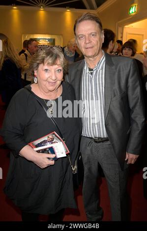 Angelika Mann mit Ehemann Ralf rasch bei der Premiere des Theaterstücks Achtsam morden im Schlosspark Theater. Berlin, 23.03.2024 *** Angelika Mann mit Ehemann Ralf rasch bei der Uraufführung des Stücks Achtsam Morden im Schlosspark Theater Berlin, 23 03 2024 Foto:XF.xKernx/xFuturexImagex achtsam 4314 Stockfoto