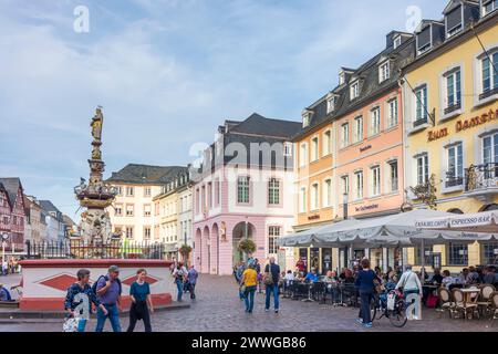 Trier: Hauptmarkt, Petrusbrunnen in Mosel, Rheinland-Pfalz, Rheinland-Pfalz, Deutschland Stockfoto