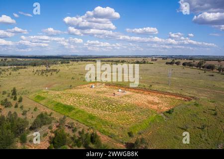 Aus der Vogelperspektive der SANTOS GLNG-Kohleflözgasbrunnen nördlich von Wallumbilla, einer ländlichen Stadt und Ortschaft in der Region Maranoa, Queensland, Australien Stockfoto