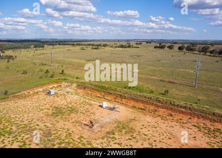 Aus der Vogelperspektive der SANTOS GLNG-Kohleflözgasbrunnen nördlich von Wallumbilla, einer ländlichen Stadt und Ortschaft in der Region Maranoa, Queensland, Australien Stockfoto