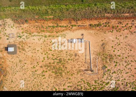 Aus der Vogelperspektive der SANTOS GLNG-Kohleflözgasbrunnen nördlich von Wallumbilla, einer ländlichen Stadt und Ortschaft in der Region Maranoa, Queensland, Australien Stockfoto