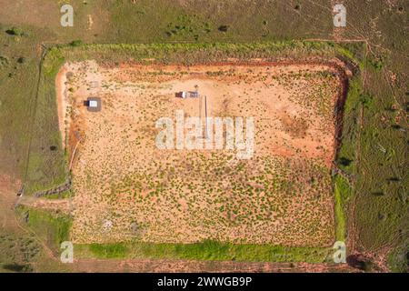 Aus der Vogelperspektive der SANTOS GLNG-Kohleflözgasbrunnen nördlich von Wallumbilla, einer ländlichen Stadt und Ortschaft in der Region Maranoa, Queensland, Australien Stockfoto