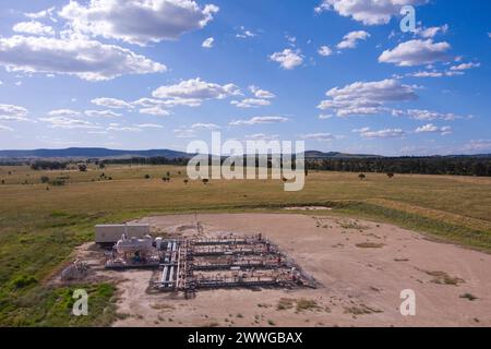 Aus der Vogelperspektive der SANTOS GLNG-Kohleflözgasbrunnen nördlich von Wallumbilla, einer ländlichen Stadt und Ortschaft in der Region Maranoa, Queensland, Australien Stockfoto