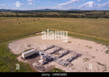 Aus der Vogelperspektive der SANTOS GLNG-Kohleflözgasbrunnen nördlich von Wallumbilla, einer ländlichen Stadt und Ortschaft in der Region Maranoa, Queensland, Australien Stockfoto