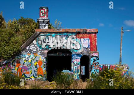 Mit Graffiti bedeckte Waffenlager, Fort Balance, Wellington, Nordinsel, Neuseeland. Schwere Geschütze hier schützten den Hafen von Wellington im 2. Weltkrieg. Stockfoto