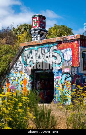 Mit Graffiti bedeckte Waffenlager, Fort Balance, Wellington, Nordinsel, Neuseeland. Schwere Geschütze hier schützten den Hafen von Wellington im 2. Weltkrieg. Stockfoto