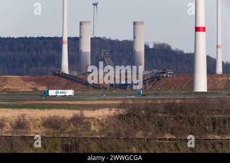 Tagebau Garzweiler Tagebau in Garzweiler mit ungenutztem Kraftwerk der RWE Power AG in Frimmersdorf, Nordrhein-Westfalen © Wojciech Str Stockfoto