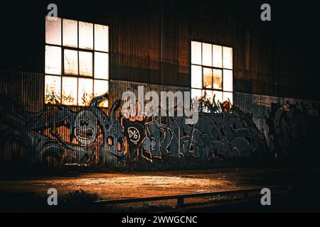 Eine grungige Industrieszene in der Nacht Stockfoto