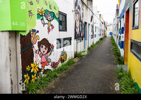 München, Deutschland. März 2024. Dora das Entdeckergemälde an der Wand der Häuser im olympischen Dorf in München. (Foto: Alexander Pohl/SIPA USA) Credit: SIPA USA/Alamy Live News Stockfoto