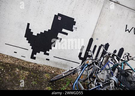 München, Deutschland. März 2024. Dinosaurier-Fototapete an der Wand der Häuser im olympiastadt München. (Foto: Alexander Pohl/SIPA USA) Credit: SIPA USA/Alamy Live News Stockfoto