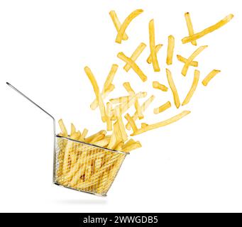 Pommes Frites fliegen aus dem fallenden Fritteuse-Korb aus Edelstahl isoliert auf weißem Hintergrund. Stockfoto