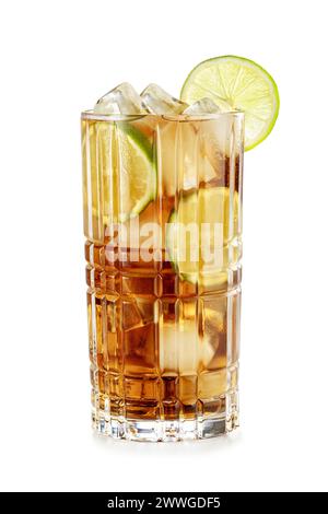 Großer Tumbler voller cuba libre on the Rocks Cocktail garniert mit einer Limettenscheibe isoliert auf weißem Hintergrund Stockfoto