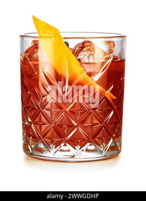 Klassischer Negroni-Cocktail garniert mit Orangenschale isoliert auf weißem Hintergrund. Stockfoto