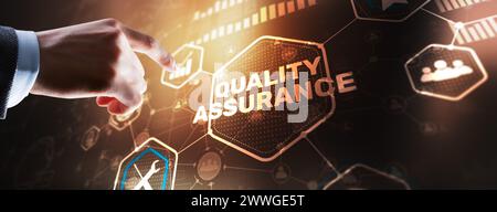 QA Geschäftsmann drücken Qualitätssicherung Taste auf virtuellen Bildschirmen. Stockfoto