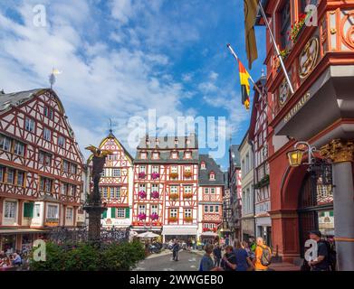 Bernkastel-Kues: Marktplatz, Fachwerkhäuser, Freiluftrestaurant, St.. Michaelsbrunnen, Rathaus in Mosel, R. Stockfoto