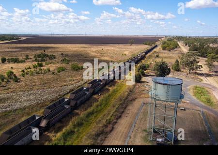 Aerial of Coal Züge fahren durch Warra auf den Darling Downs Queensland Australia Stockfoto