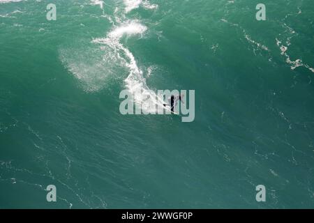 Surfer auf einer sehr großen Welle in Nazare Stockfoto