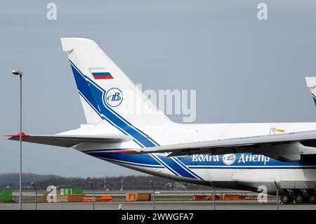 Drei Antonov AN-124 stehen seit Ende Februar 2022 zusammengeschoben am Tower des Flughafens Leipzig/Halle. Die Frachtmaschinen gehören zur russischen Volga-Dnepr Airlines und sind somit wegen des Krieges von den EU-Sanktionen gegen Russland infolge des Ukraine-Krieges betroffen. Sie dürfen wegen EU-Sanktionen nicht abheben. Parkgebühren für die gestrandeten Maschinen zahlen die Eigner aber zuverlässig. Leipzig, 24.03.2024 *** drei Antonov UND 124er stehen zusammen am Turm des Flughafens Leipzig Halle. Seit Ende Februar 2022 gehören die Frachtflugzeuge der russischen Wolga Dnepr Stockfoto