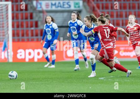 Lüttich, Belgien. März 2024. Maud Coutereels (17) von Standard in einem Duell mit Amber Maximus (9) von AA Gent, das während eines Frauenfußballspiels zwischen Standard Femina de Lüttich und AA Gent Ladies am 1. Spieltag in den Play-offs der Saison 2023 - 2024 im belgischen Lotto Womens Super gezeigt wurde Liga, am Samstag, 23. März 2024 in Lüttich, BELGIEN. Quelle: Sportpix/Alamy Live News Stockfoto