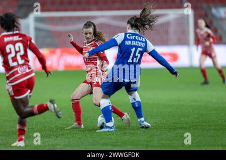 Lüttich, Belgien. März 2024. Van Belle Shari (26) von Standard, das während eines Frauenfußballspiels zwischen Standard Femina de Lüttich und AA Gent Ladies am 1. Spieltag in den Play-offs der Saison 2023 - 2024 in der belgischen Lotto Womens Super League am Samstag, den 23. März 2024 in Lüttich gezeigt wurde, BELGIEN . Quelle: Sportpix/Alamy Live News Stockfoto
