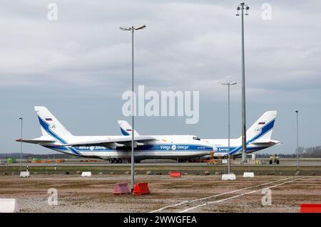 Drei Antonov AN-124 stehen seit Ende Februar 2022 zusammengeschoben am Tower des Flughafens Leipzig/Halle. Die Frachtmaschinen gehören zur russischen Volga-Dnepr Airlines und sind somit wegen des Krieges von den EU-Sanktionen gegen Russland infolge des Ukraine-Krieges betroffen. Sie dürfen wegen EU-Sanktionen nicht abheben. Parkgebühren für die gestrandeten Maschinen zahlen die Eigner aber zuverlässig. Leipzig, 24.03.2024 *** drei Antonov UND 124er stehen zusammen am Turm des Flughafens Leipzig Halle. Seit Ende Februar 2022 gehören die Frachtflugzeuge der russischen Wolga Dnepr Stockfoto