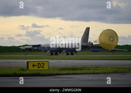 Eine B-52 Stratofortress, die dem 2. Bombenflügel auf der Barksdale Air Force Base, Louisiana, zugeordnet ist, trifft in der Navy Support Facility in Diego Garcia ein Stockfoto