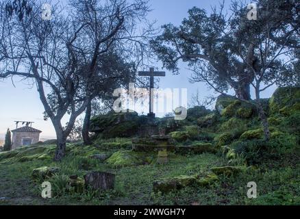 P. de Acim, Spanien - 21. Januar 2024: Außengärten des Klosters El Palancar, Pedroso de Acim, Caceres, Spanien Stockfoto