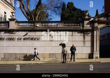 Eine Filmcrew, die vor der Generalstaatsanwaltschaft Procuradoria-Geral da República in Lissabon, Portugal, gegründet wurde. Februar 2024. Stockfoto