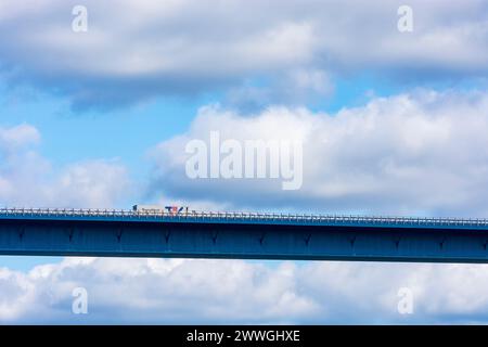 Zeltingen-Rachtig: Hochmoselbrücke, Lkw in Mosel, Rheinland-Pfalz, Rheinland-Pfalz, Deutschland Stockfoto